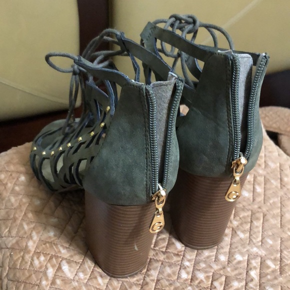 Women’s size 10 heels by guess - Picture 2 of 3